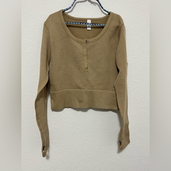 Aerie Offline Main Squeeze Seamless Crop Waffle Knit Henley - Picture 2 of 6